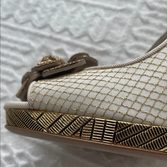 CHANEL Camellia Heels Sandals Slingback size 35 / 5 B gold white flower - Picture 10 of 17